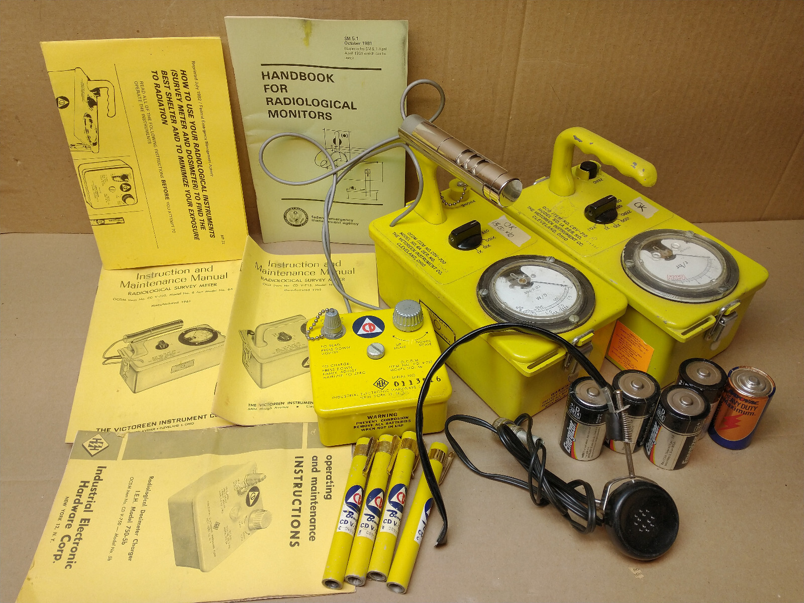 Victoreen geiger counter kit CDV777, includes CDV700/715, headphones, more! W