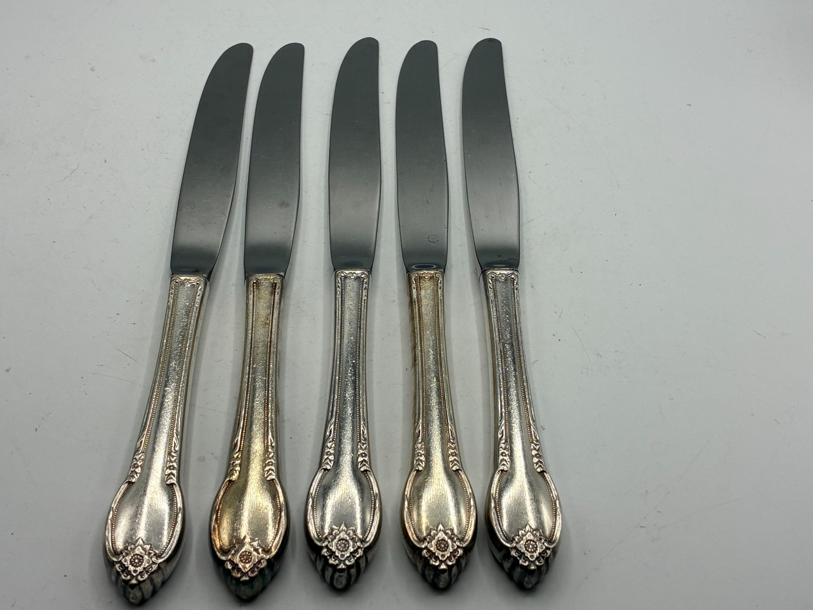 Rogers Bros IS Silverplate Remembrance Pattern - Set of 5 Dinner Knives 1948