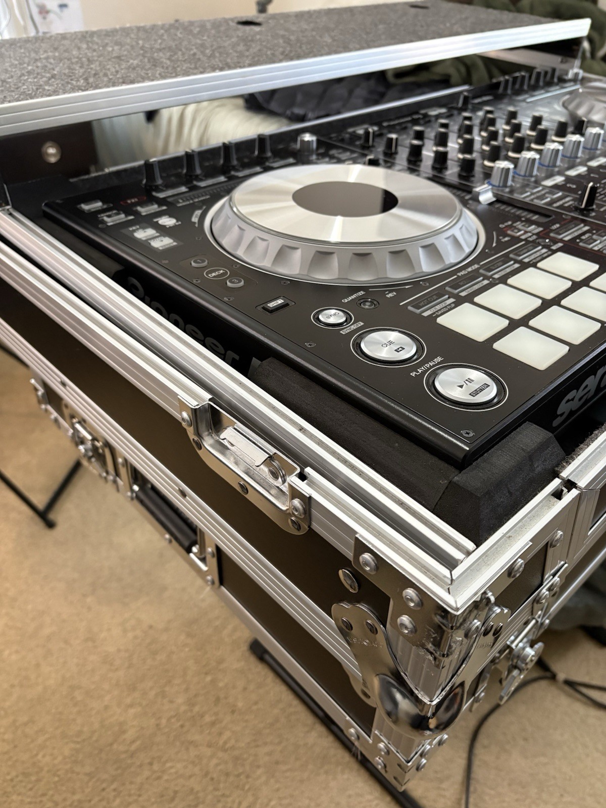 Pioneer DJ DDJ-SZ2 Pro DJ Controller w/ Odyssey Flight Case Bundle-Excellent