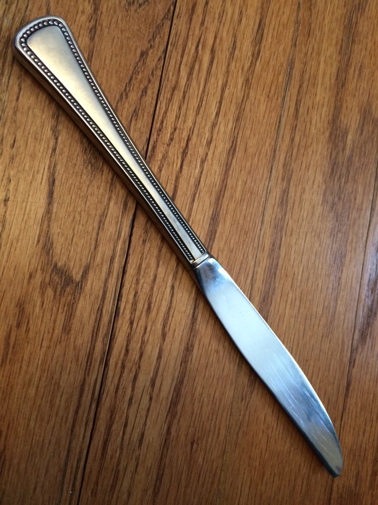 Oneida Stainless Beaded Artistry NEEDLEPOINT Sm Serrated Hollow Dinner Knife 9"