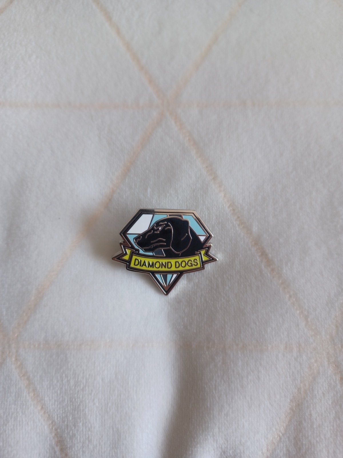 "DIAMOND DOGS PMC" (Metal Gear Solid Series VG) Enamel Metal Pin (Brand New).