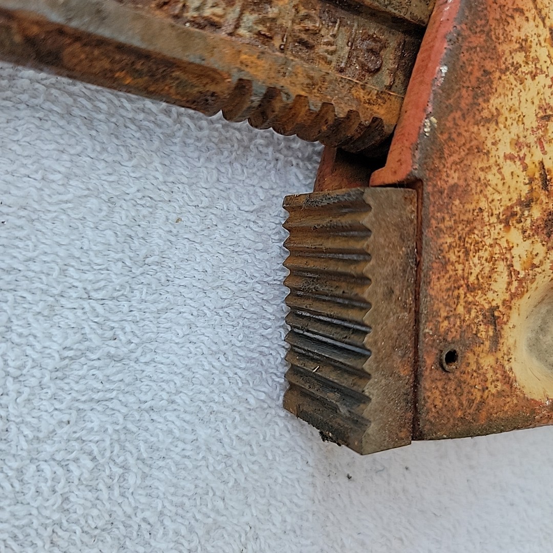 OLYMPIA 24” Heavy Duty Pipe Wrench Teeth Are Sharp Used