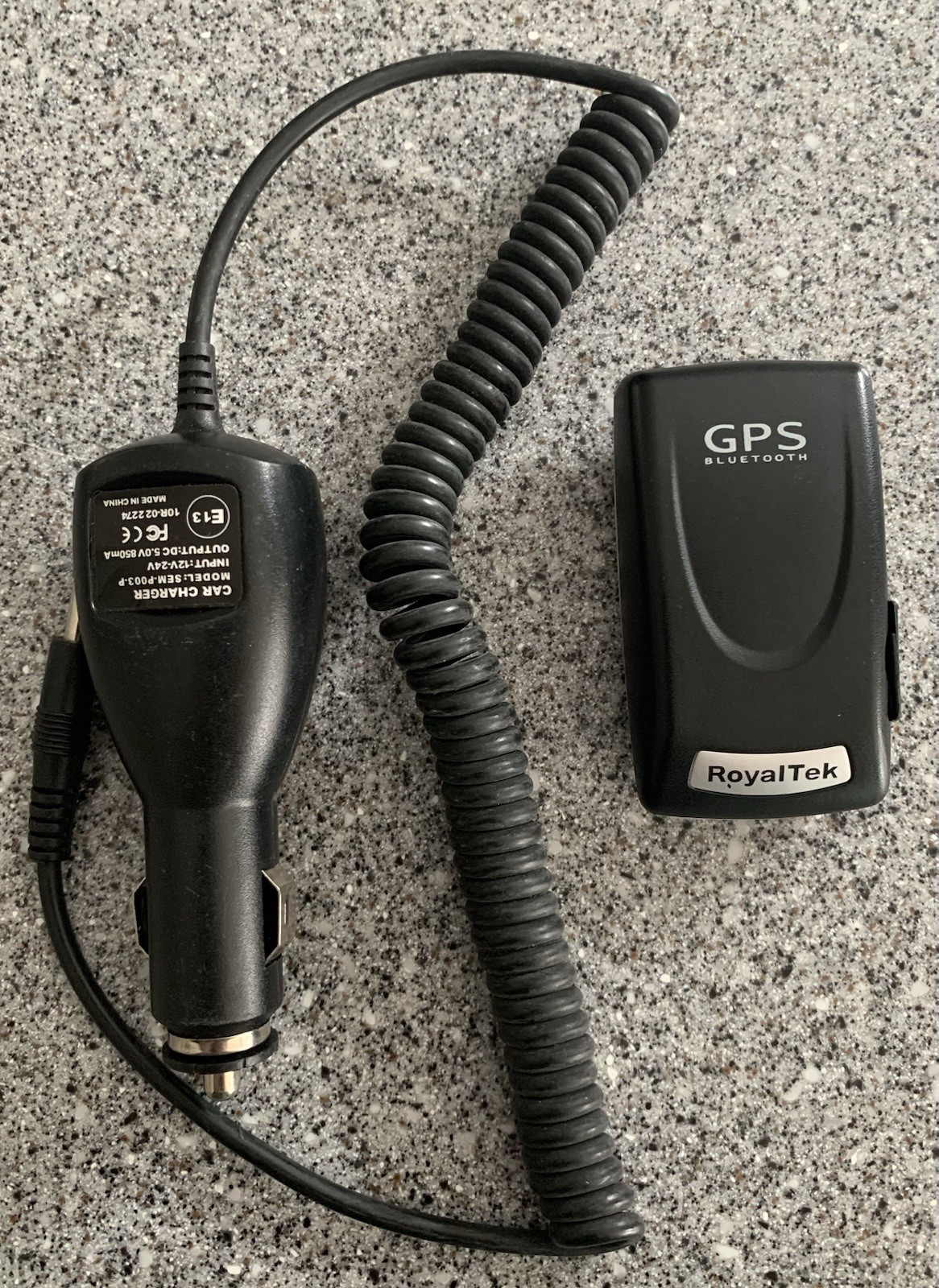 Royaltek RBT-1000 Bluetooth GPS Receiver With Battery ,AC and DC Charger, CDROM