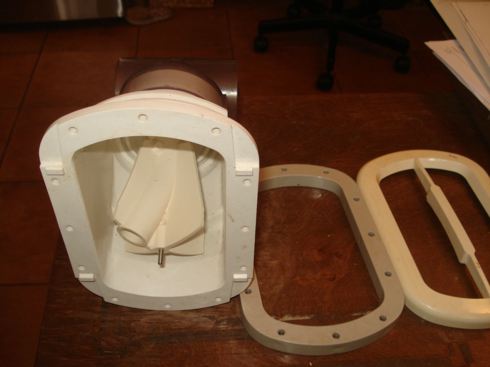 Jumbo Jet with housing and plate