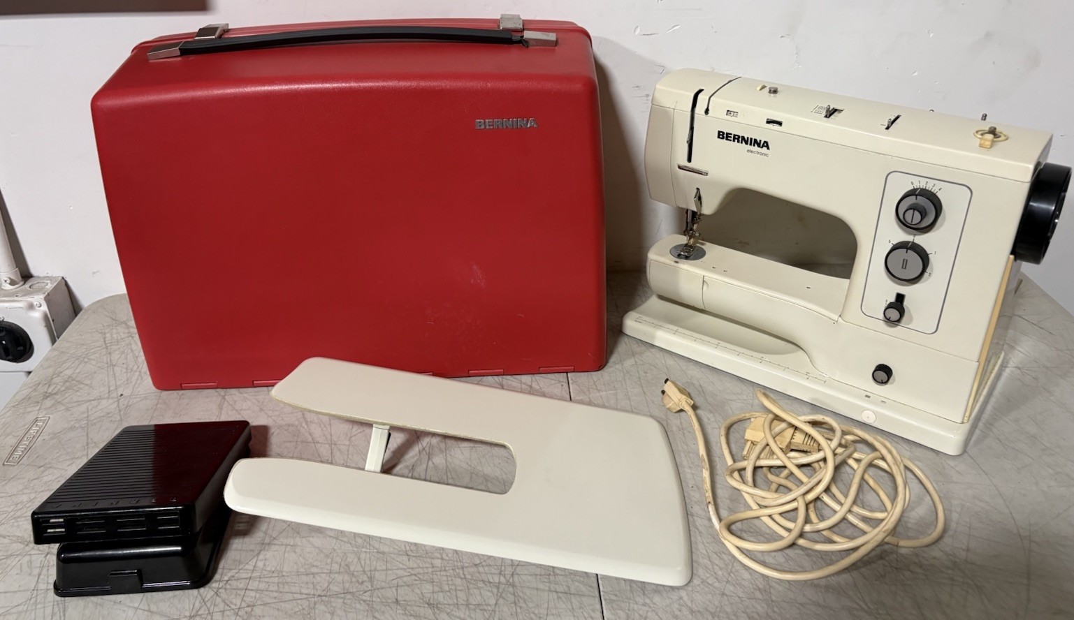 Bernina 831 Electronic Sewing Machine with Foot Pedal And Case
