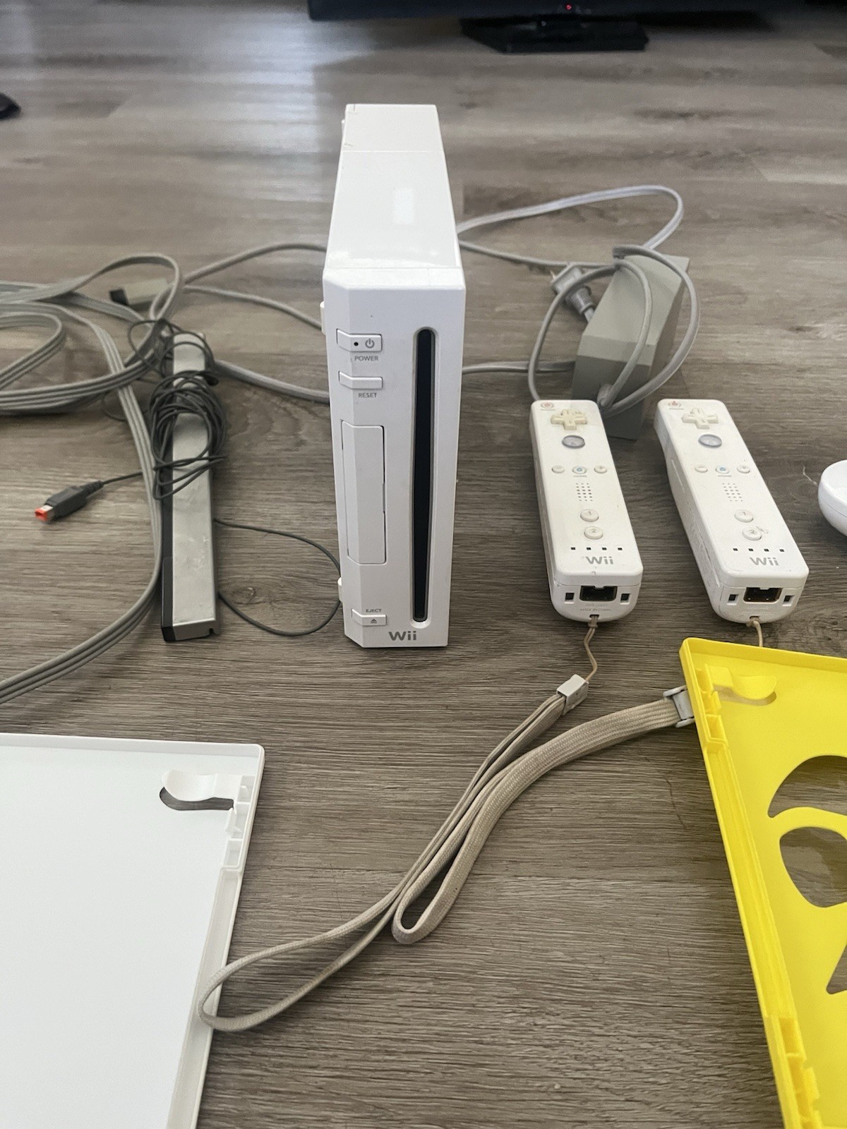 2006 Original Wii Console With 4 Games And Controllers Etc