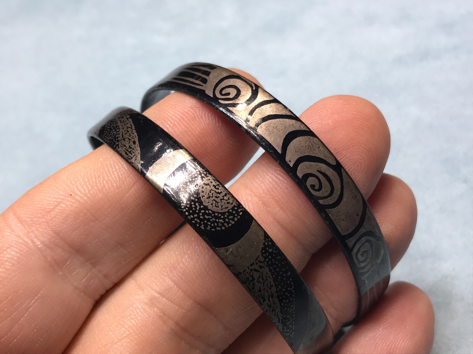 2 Vintage Michaela Aichberger Black & Silver Enamel Bangle Bracelets Austria