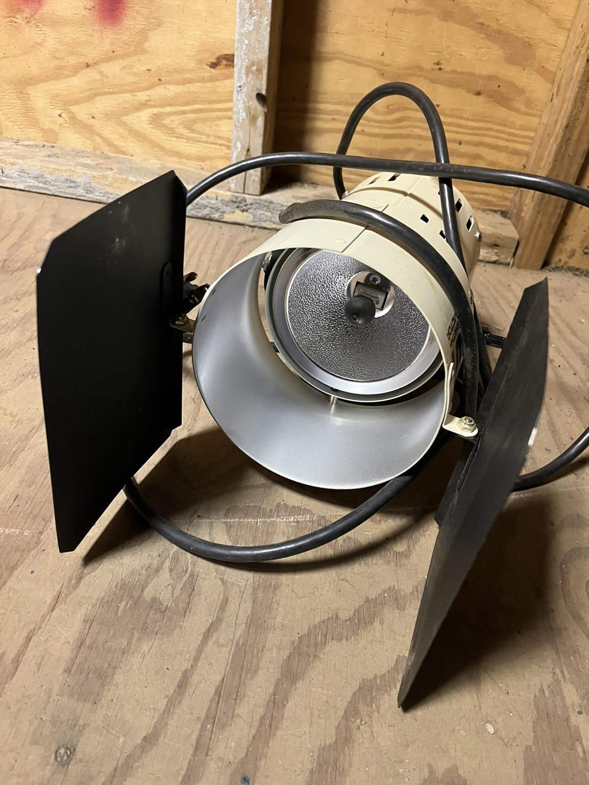 SMITH VICTOR, 2 Video Lighting Units, model Q60, .Adjustable.