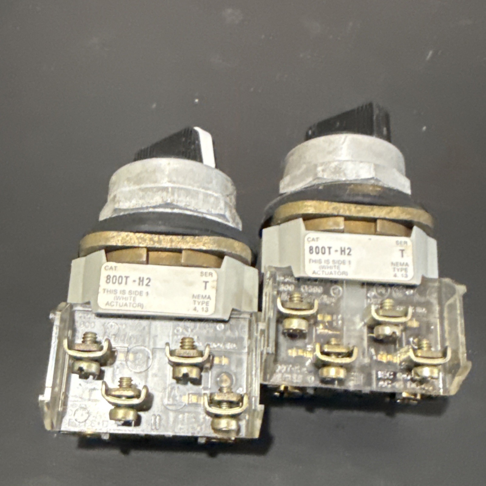 Allen-Bradley 800T-H2 30.5mm 2-position maintained selector switch Two Count Use