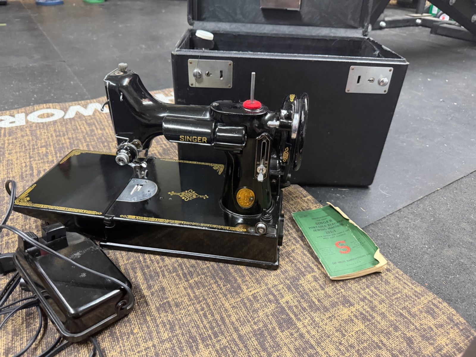 sewing machine singer 221-1
