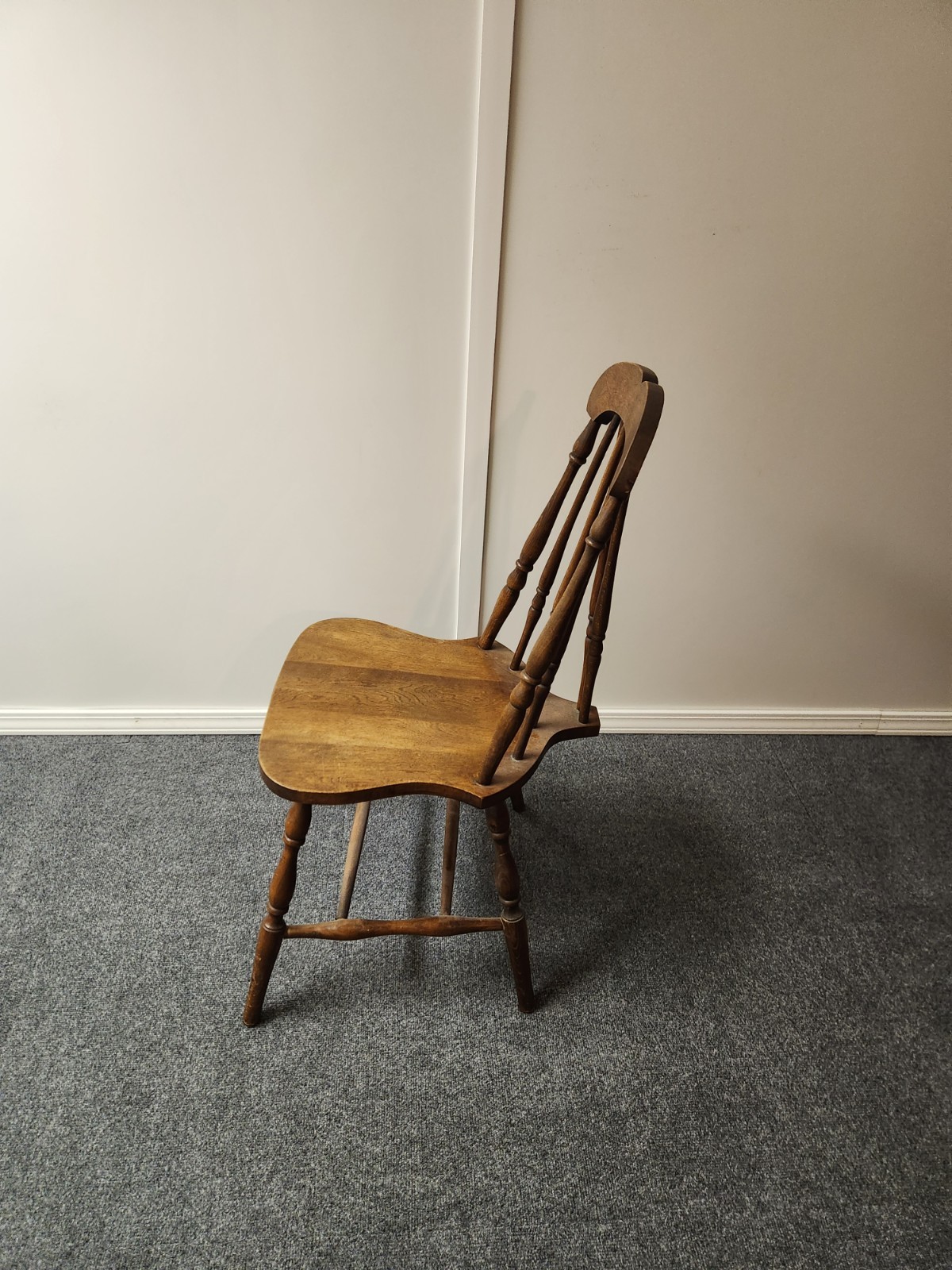 Vintage Amish Tapered Windsor Splat Brace Back Spindle Chair