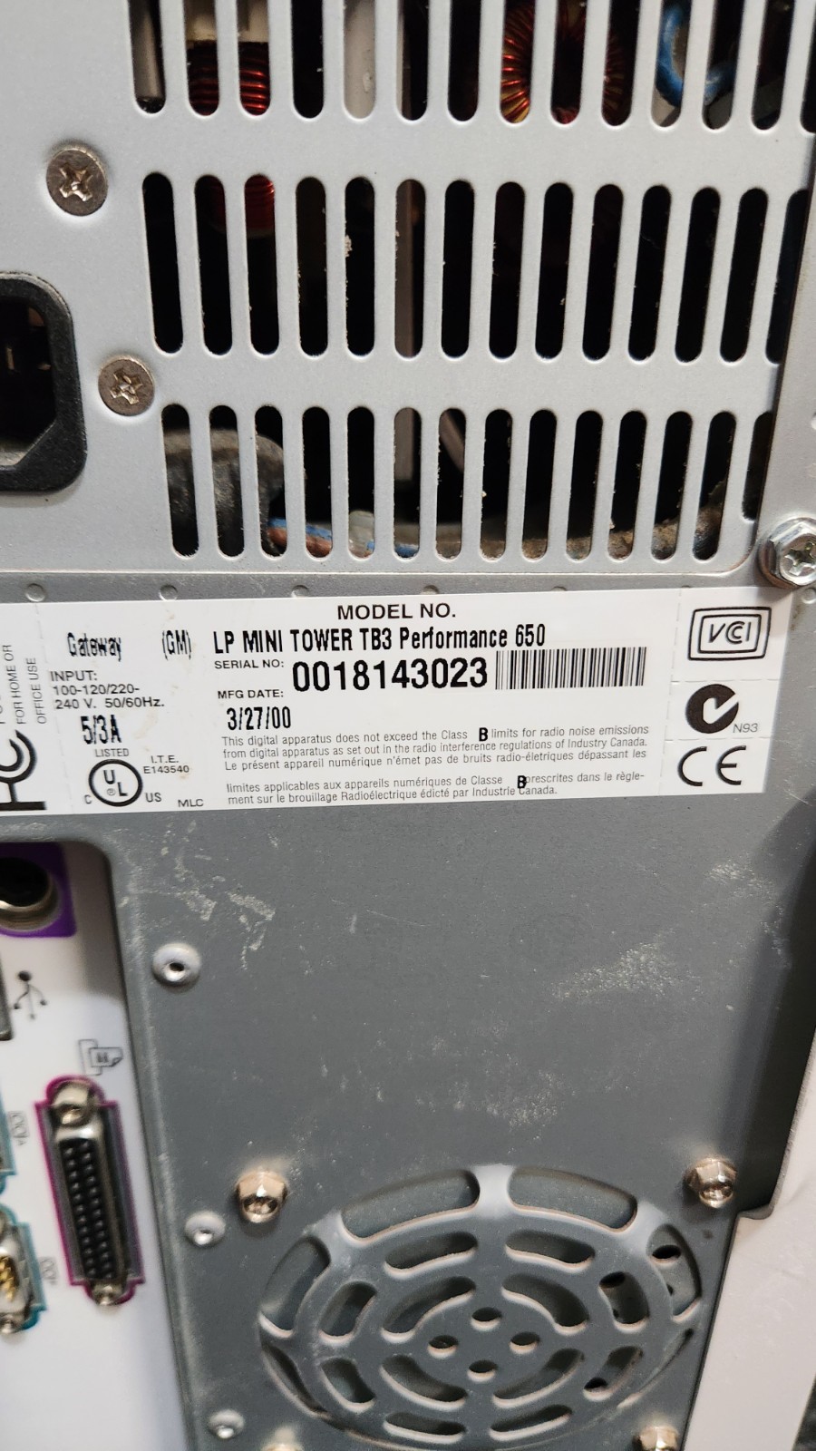 Gateway LP Mini Tower TB3 Performance 650 Computer Pentium III TESTED Win XP