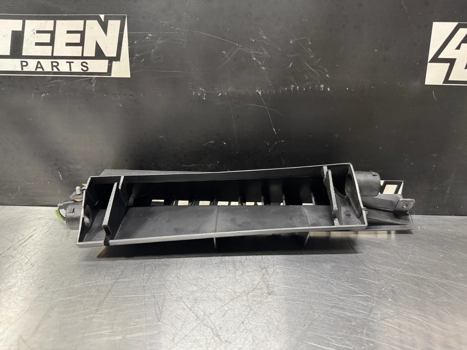 97-04 C5 CORVETTE WINDSHIELD DEFROST VENT OEM 10229414 #L336