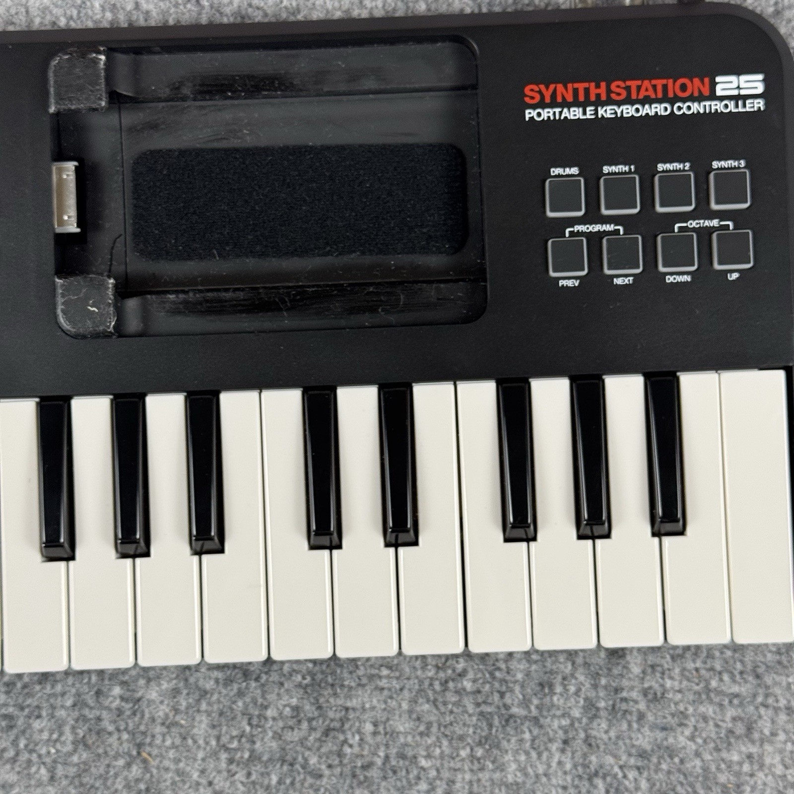 VINTAGE AKAI PROFESSIONAL SYNTHSTATION 25 PORTABLE KEYBOARD CONTROLLER