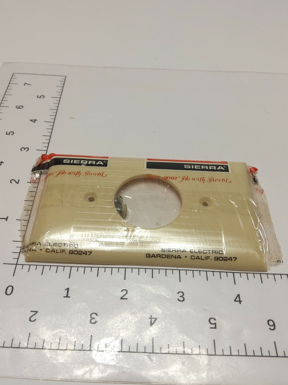 VINTAGE SIERRA BAKELITE SINGLE RECEPTACLE WALL PLATE (NOS)