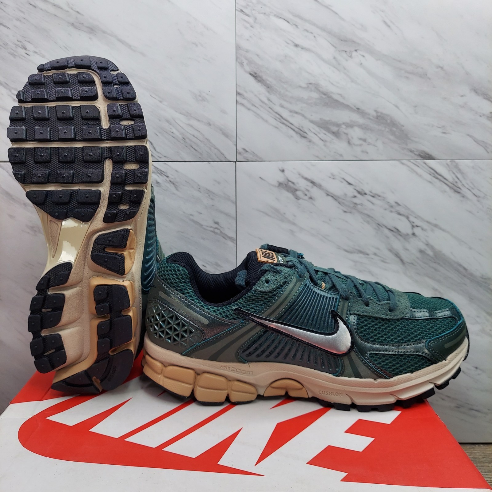 Nike Zoom Vomero 5 Vintage Green Chrome FN6742-300 Women's 7 Men's 5.5 Sneakers