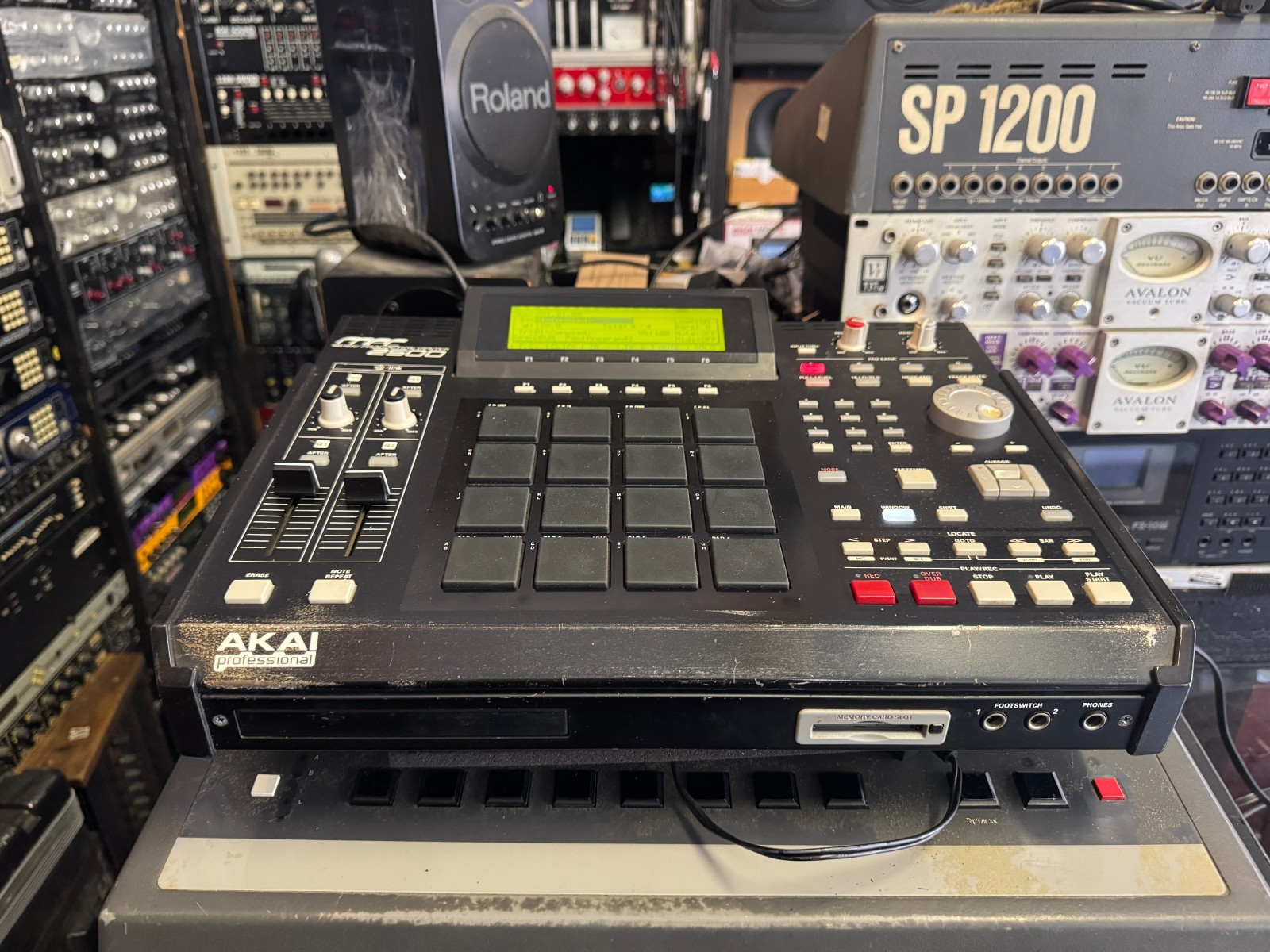 AKAI MPC2500  , MPC 2500 , 128 meg ,drum , Black pads , sampler ,  ARMENS