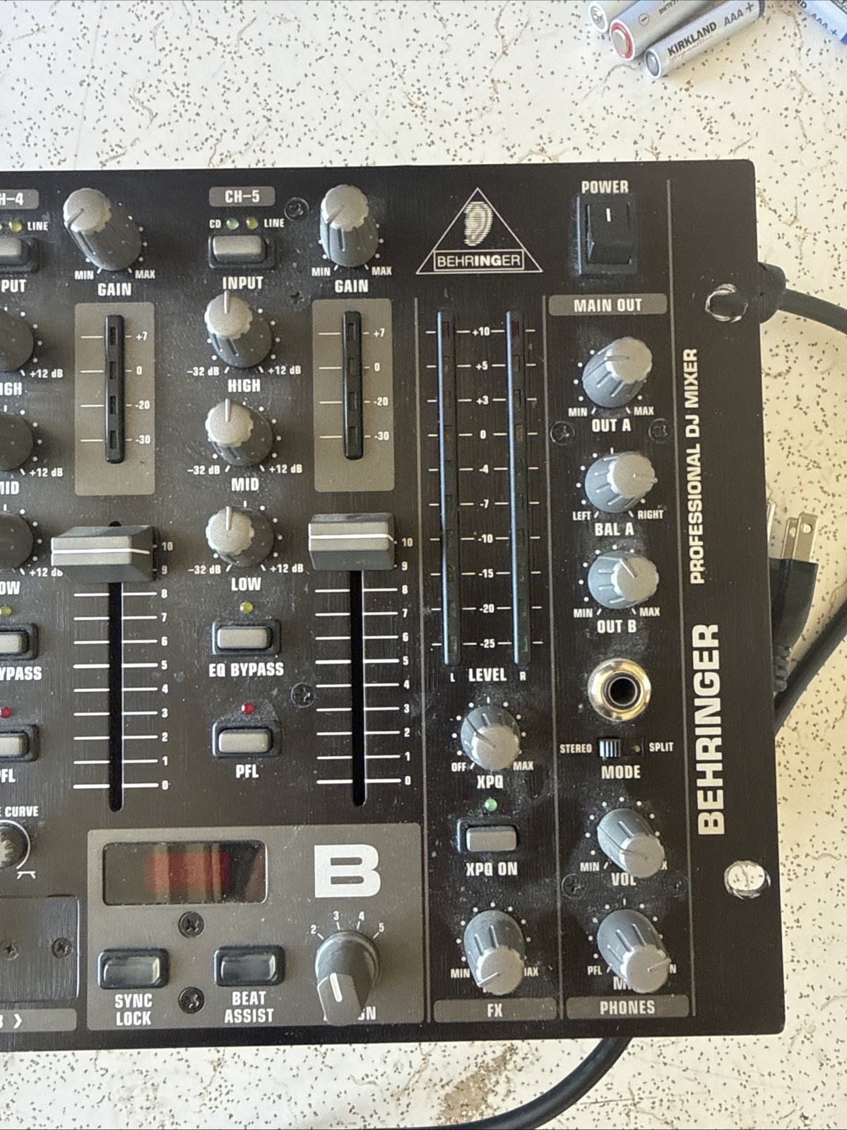Behringer Pro Mixer VMX1000USB 5-channel DJ Mixer