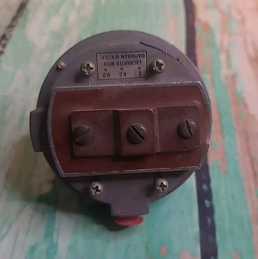 BEC CONTROLS R72-B1-G-180 PRESSURE CONTROL SWITCH 125 VAC 10A .15-1.25" Wc