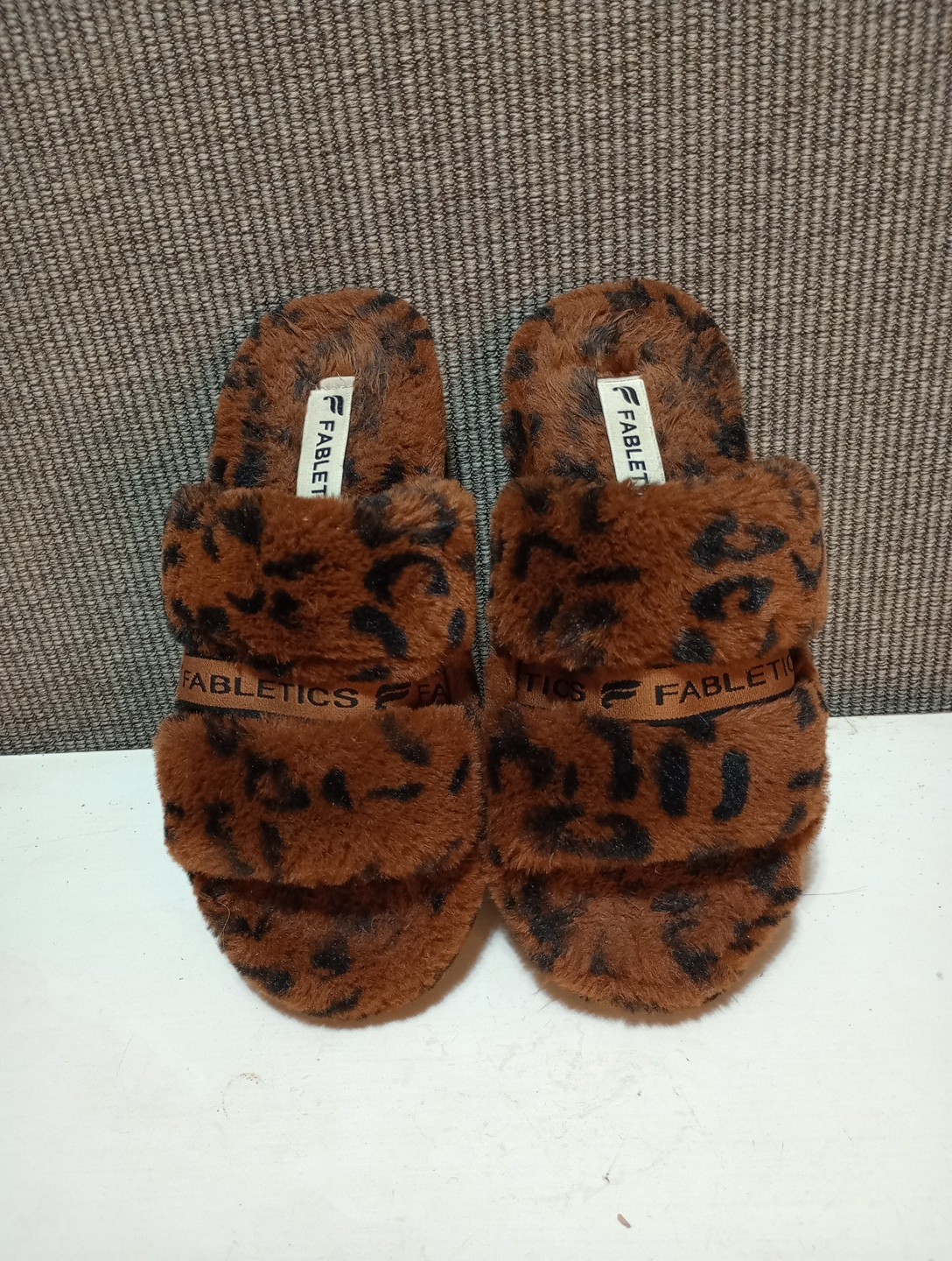 Women’s Fabletics Snug Strap Slipper Leopard Size 7