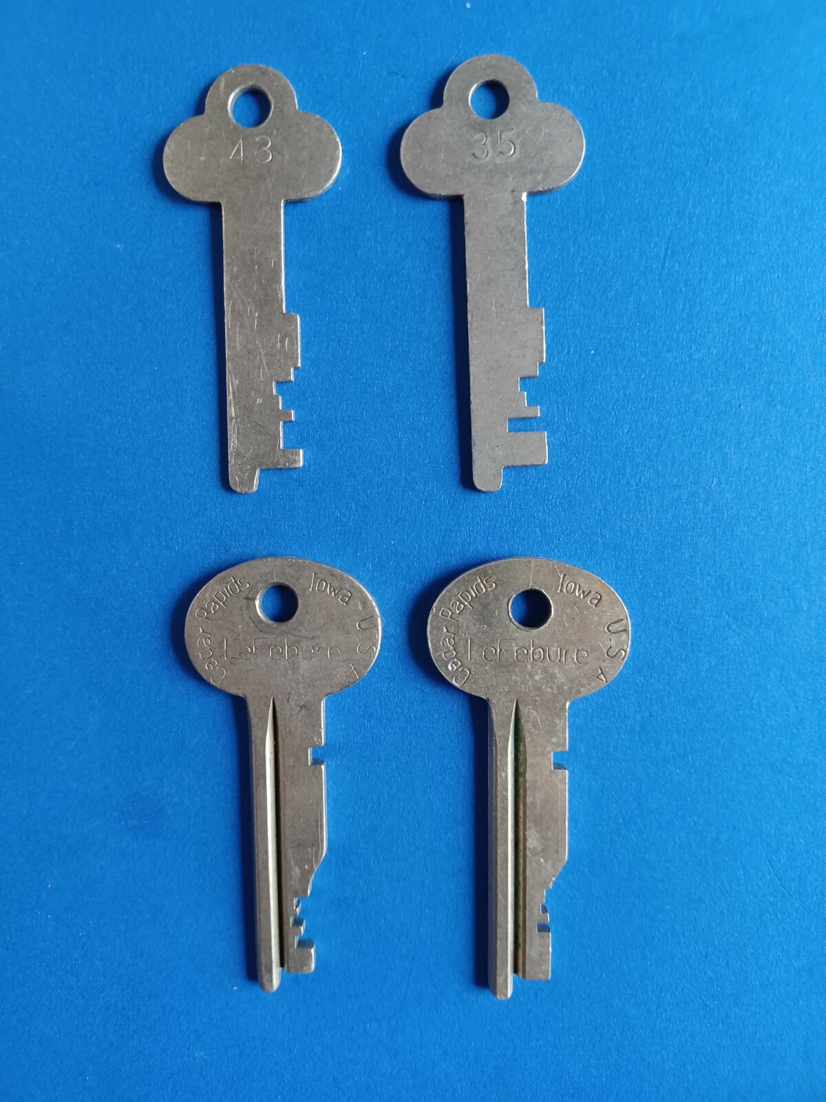 LOT OF 4 VINTAGE USED BRASS BANK SAFETY DEPOSIT BOX KEYS 2 STYLES FREE SHIPPING