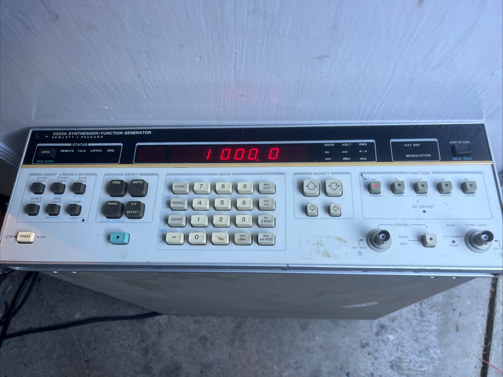 HP 3325A Synthesized Function Generator with OCXO and HV Option Working