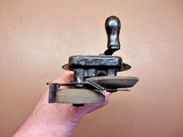 Antique QUICK EDGE Table Mount Hand Crank Knife Sharpener Tool Turns Good READY!