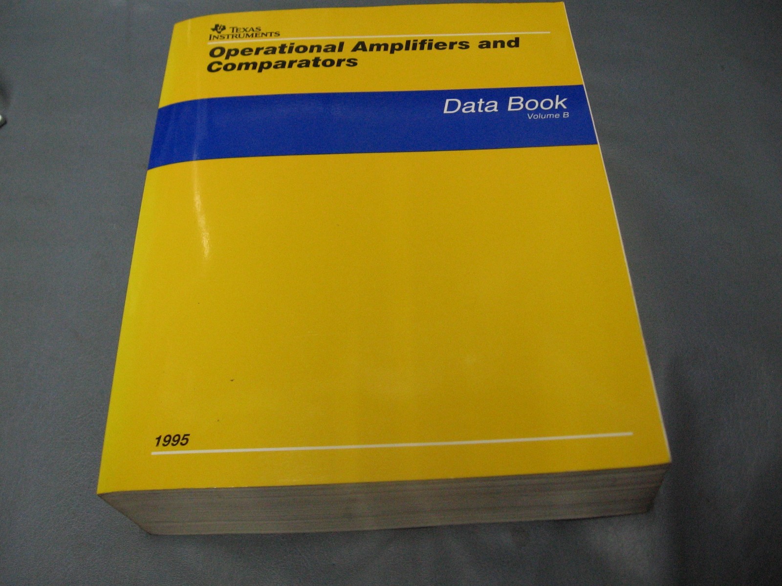Texas Instruments Operational Amplifiers and Comparators Data Book 1995
