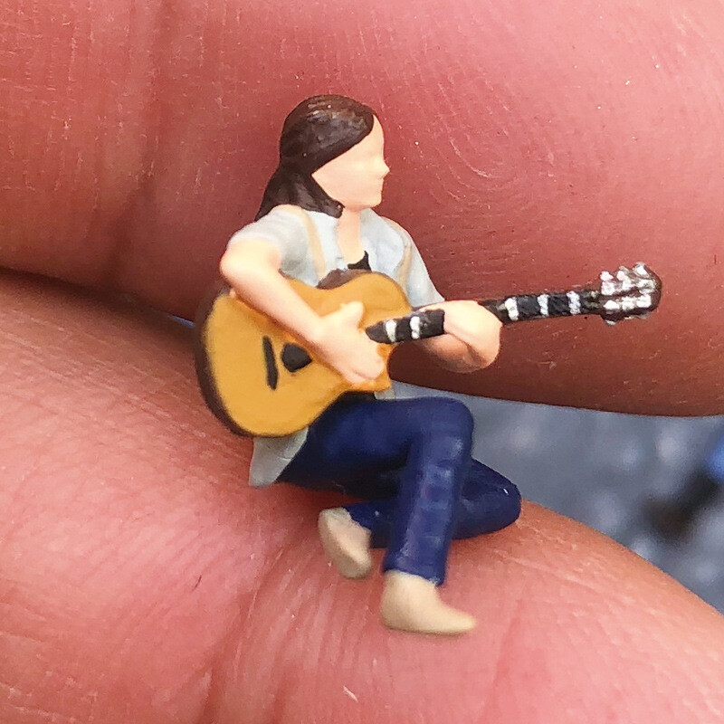 1:64 Painted Figure Mini Model Miniature Resin Diorama Guitar Singing Girl Toy
