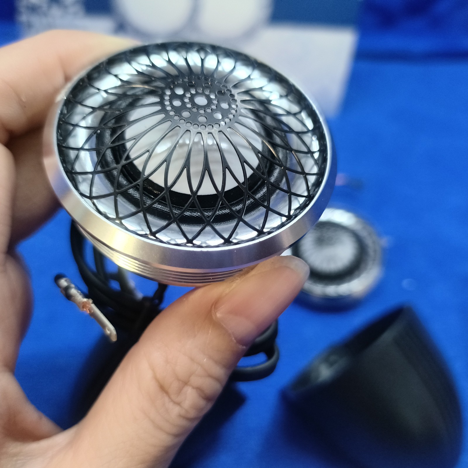 Ceramic membrane audiophile 1.5-inch tweeter, three-way frequency