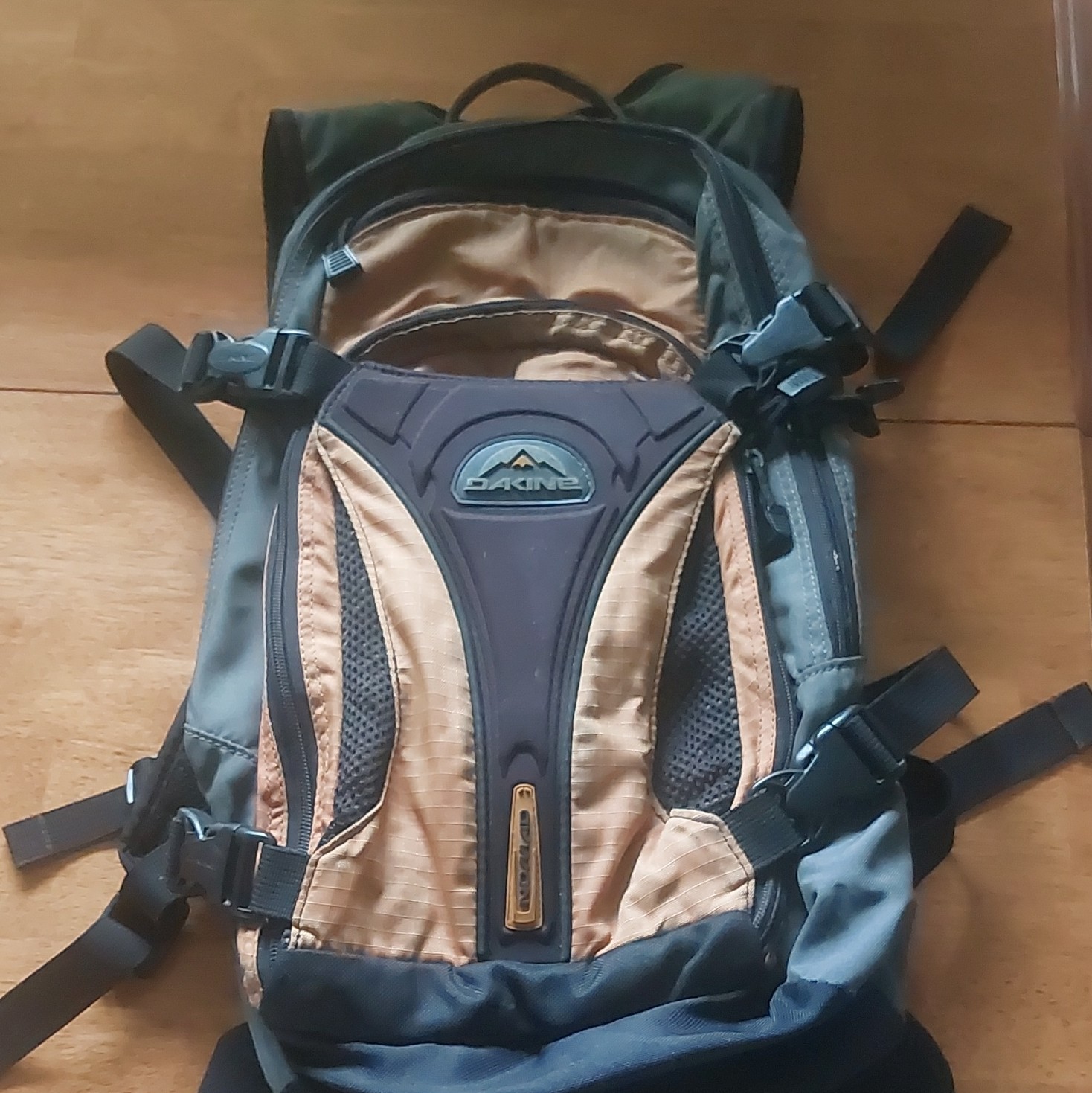 BIFL DAKINE Hiking Backpack Black/Tan Zip Closure Padded Straps Unisex Adults