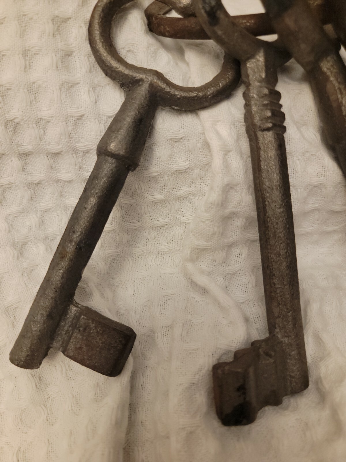 KEYS SET OF 4 CAST IRON Large Cast 7" Keys on Ring KEYRING