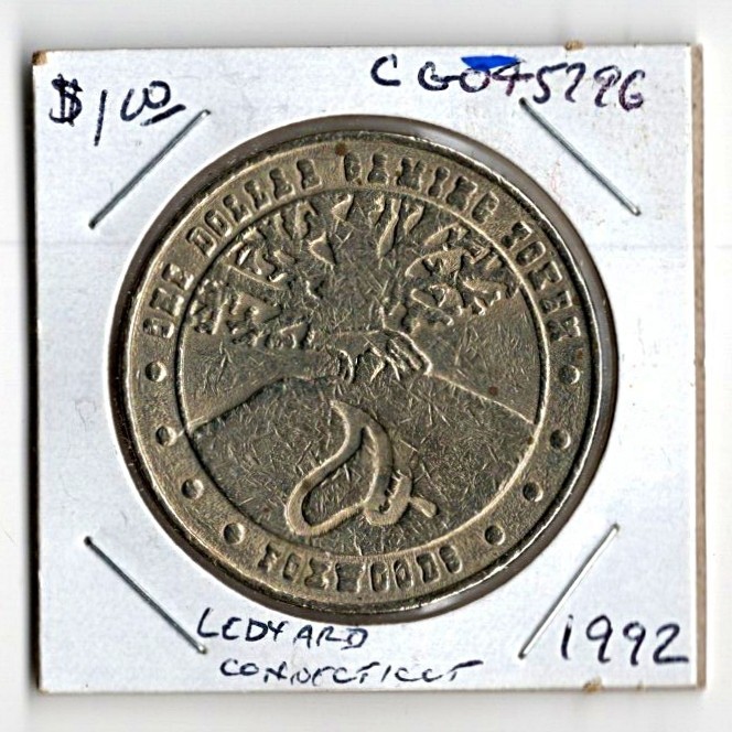 1992 FOXWOODS CASINO LEDYARD CONNECTICUT $1 CASINO SLOT COIN CG045796 (1)