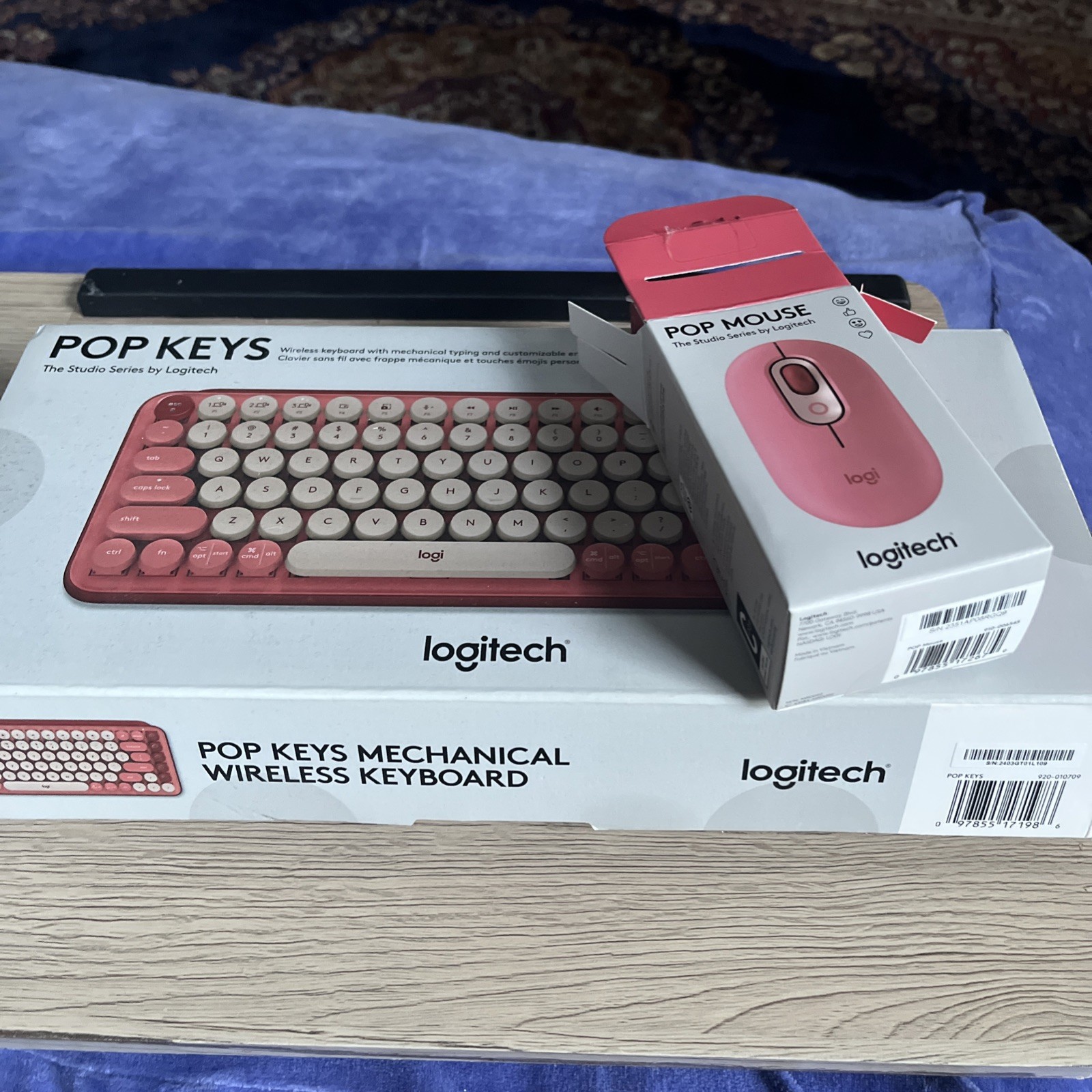Logitech POP Keys & Mouse Wireless Mech Emoji Keyboard - Heartbreaker, Eng - US