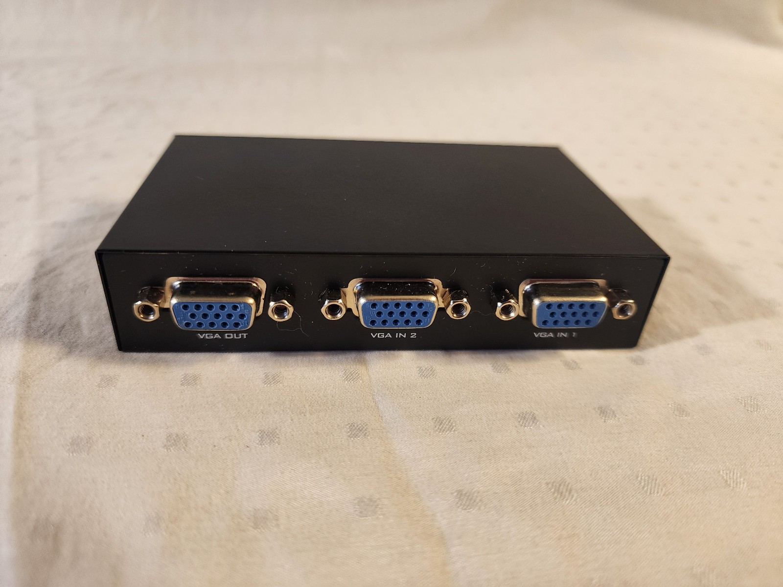 2 Port VGA Switch Widescreen with 2 VGA Cables