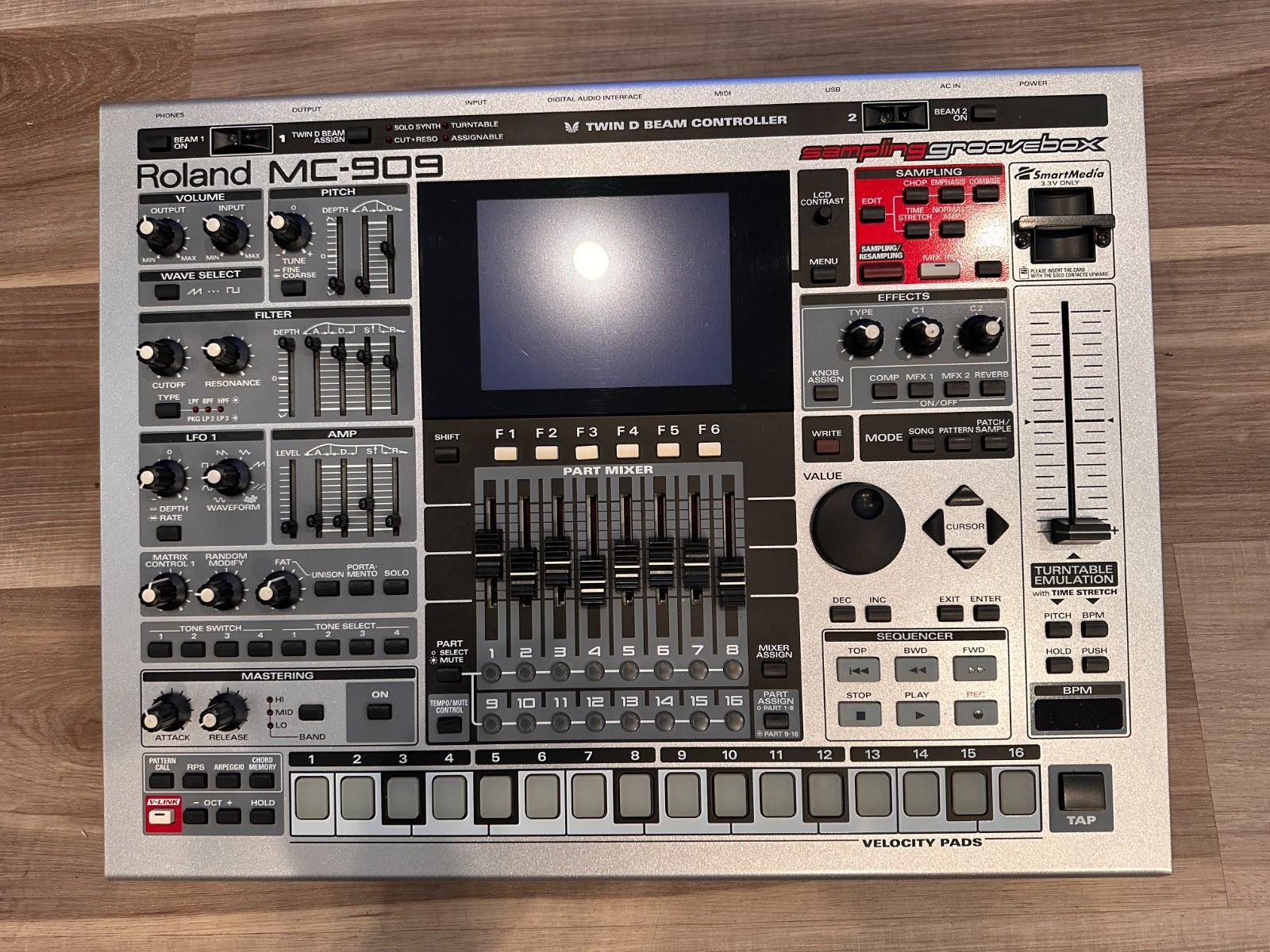 Roland MC 909 Sampling Groovebox. Tested and Working great.