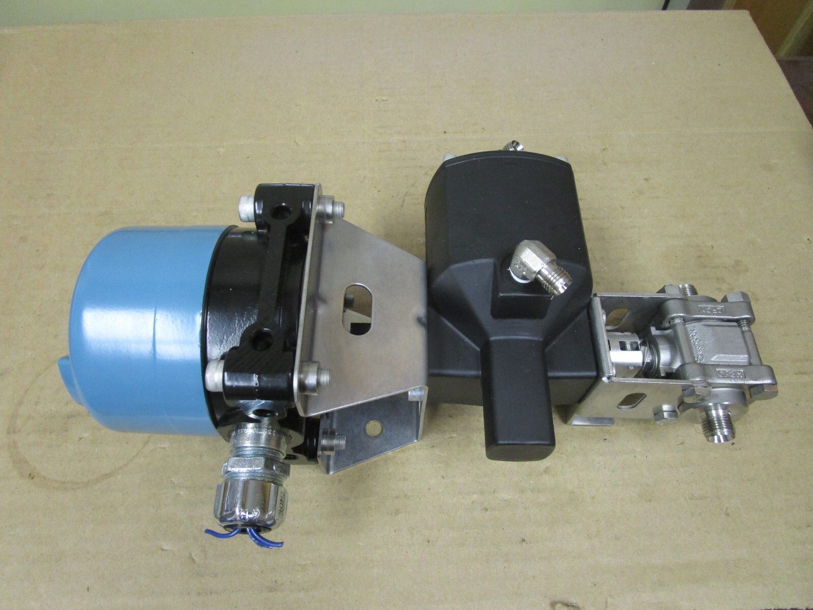HONEYWELL MICROSWITCH 12CX200 W/ SWAGELOK 90° ACTUATOR 133DA & SS-63TS6