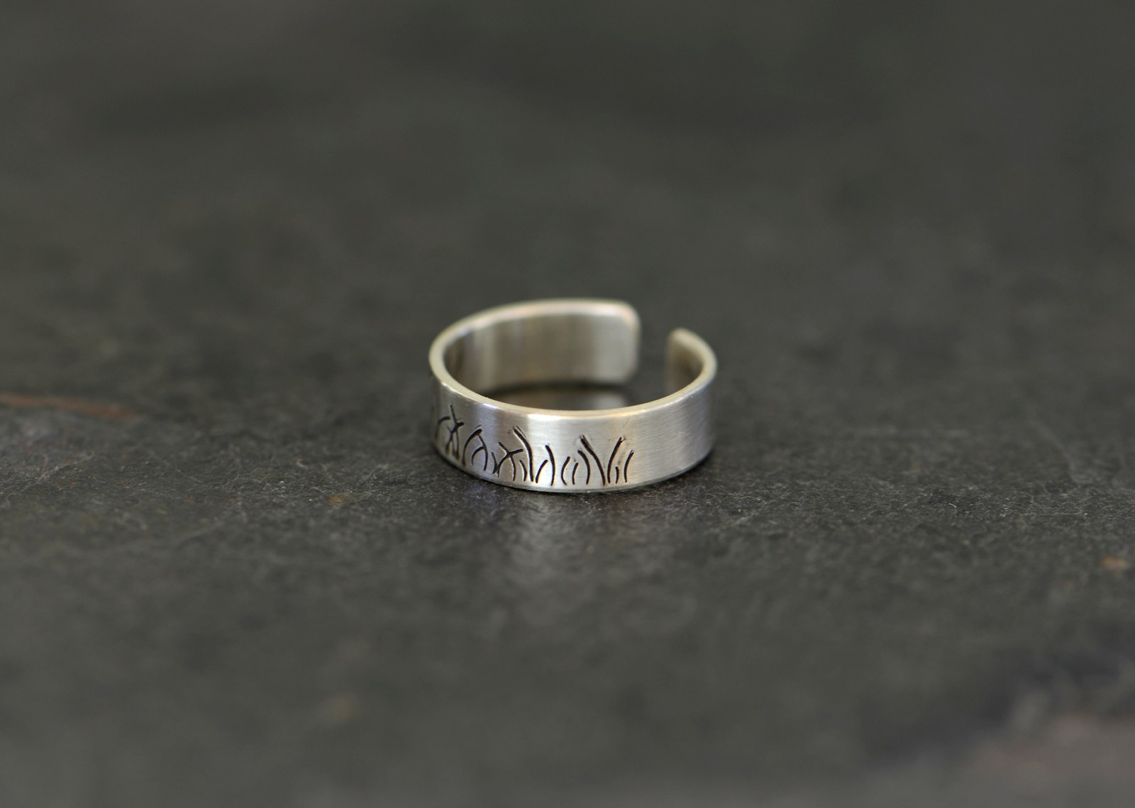 Sterling silver toe ring with a grass pattern - 4mm wide