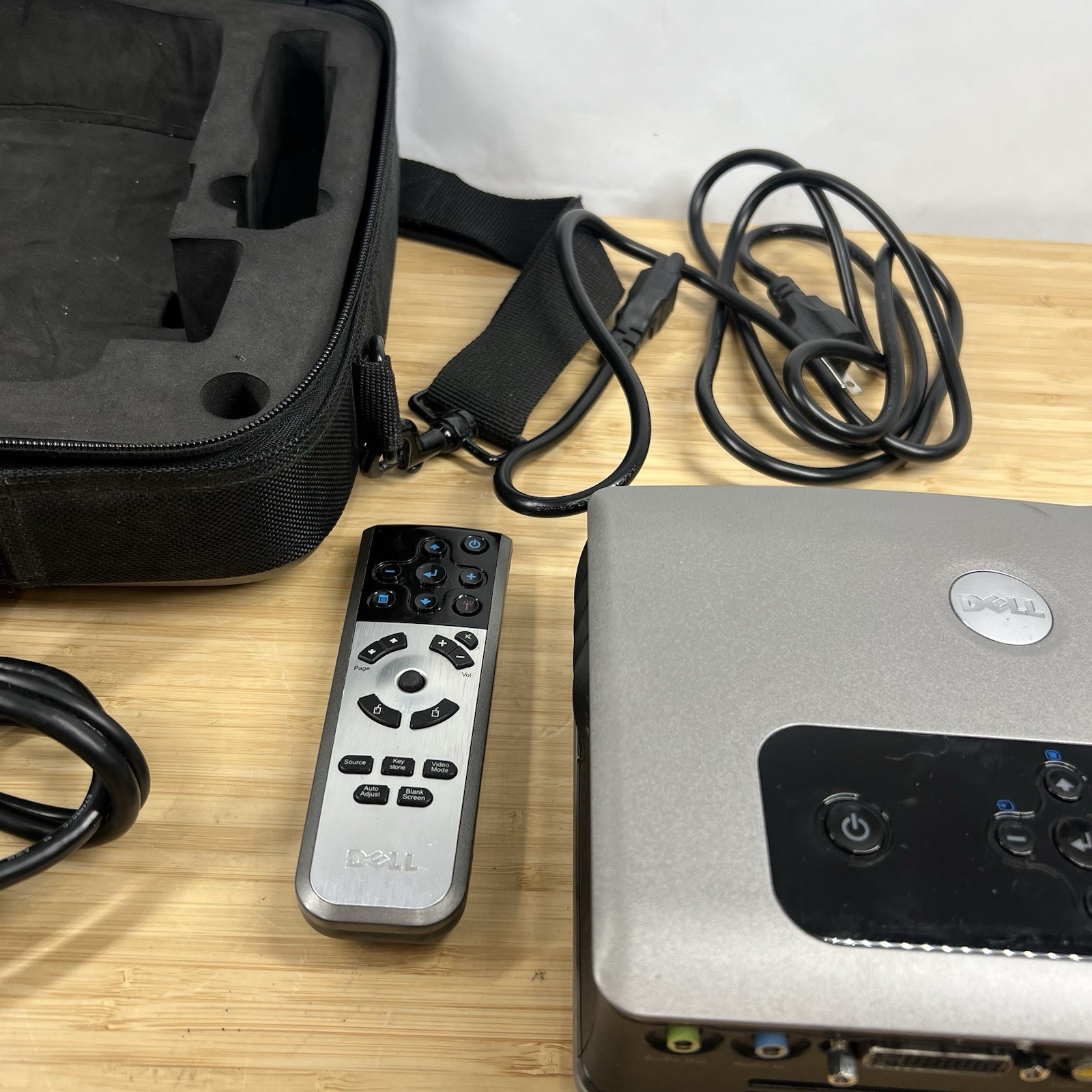 Dell 3400MP DLP Multimedia Projector w/ Remote Case Cables Tested Working