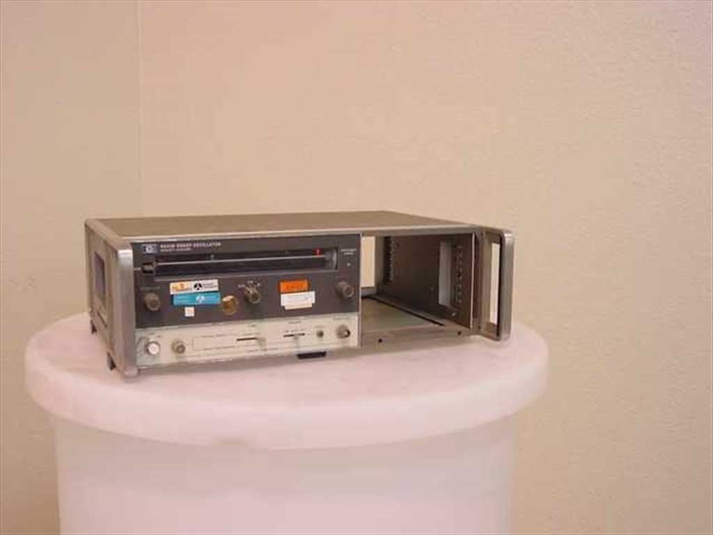HP 8620B Sweep Oscillator Mainframe Hewlett-Packard 86220A Plug-In Slot RF