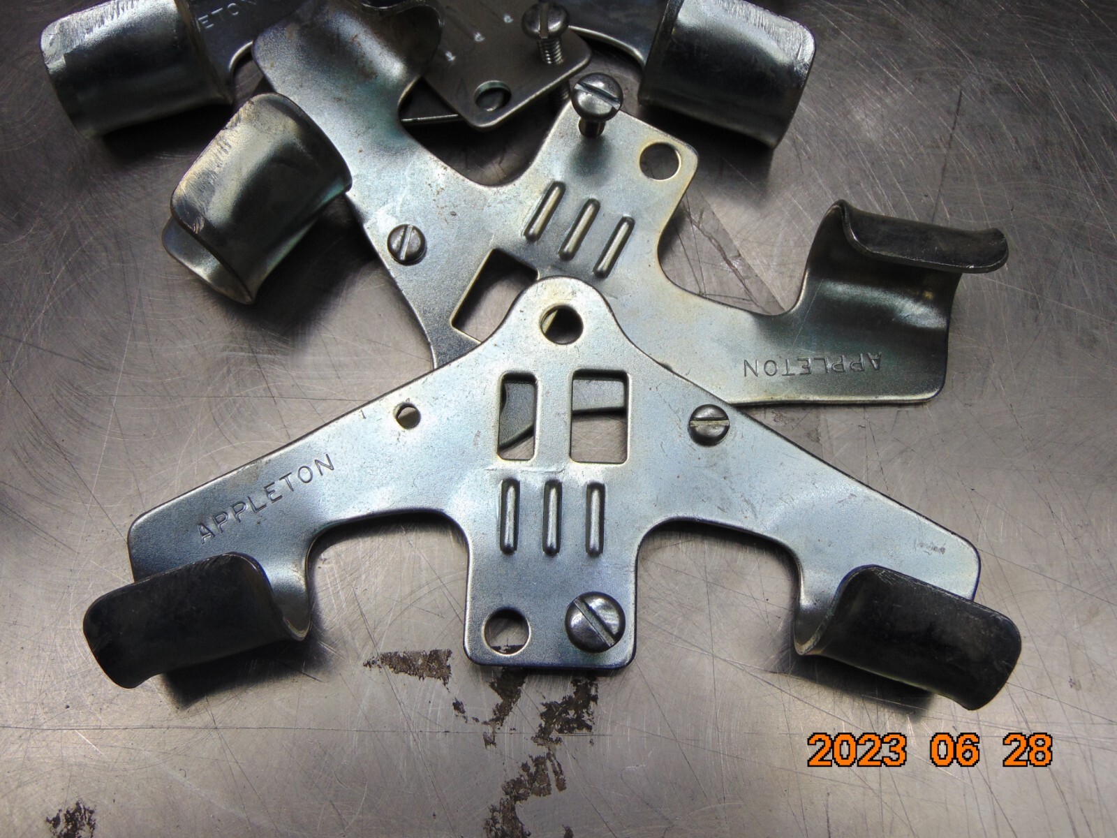 "LOT OF 4" APPLETON ELECTRIC - BD-1A CABLE SUPPORT CLAMPS 2.808.631