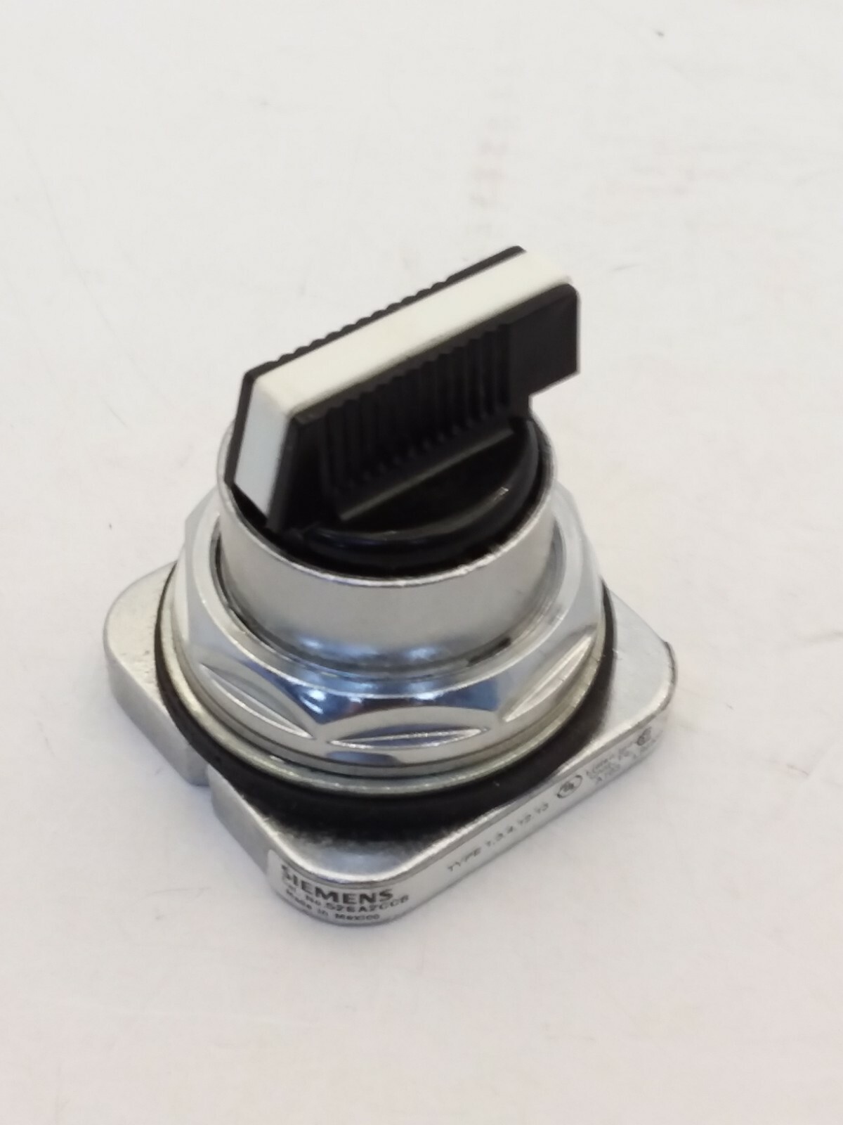 SIEMENS 52SA2CCB SELECTOR SWITCH OPERATOR 3-POS LEFT MAIN RIGHT SPRING RET NNB