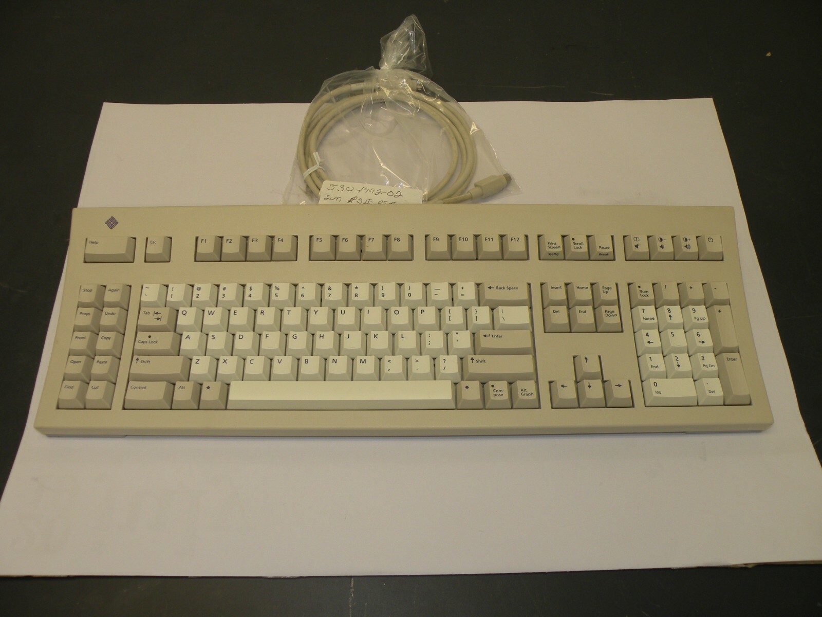 SUN 3201072-01 TYPE 5 CLASS B UNIX KEYBOARD W/ 530-1442-02 PS2 CONNECTION CABLE