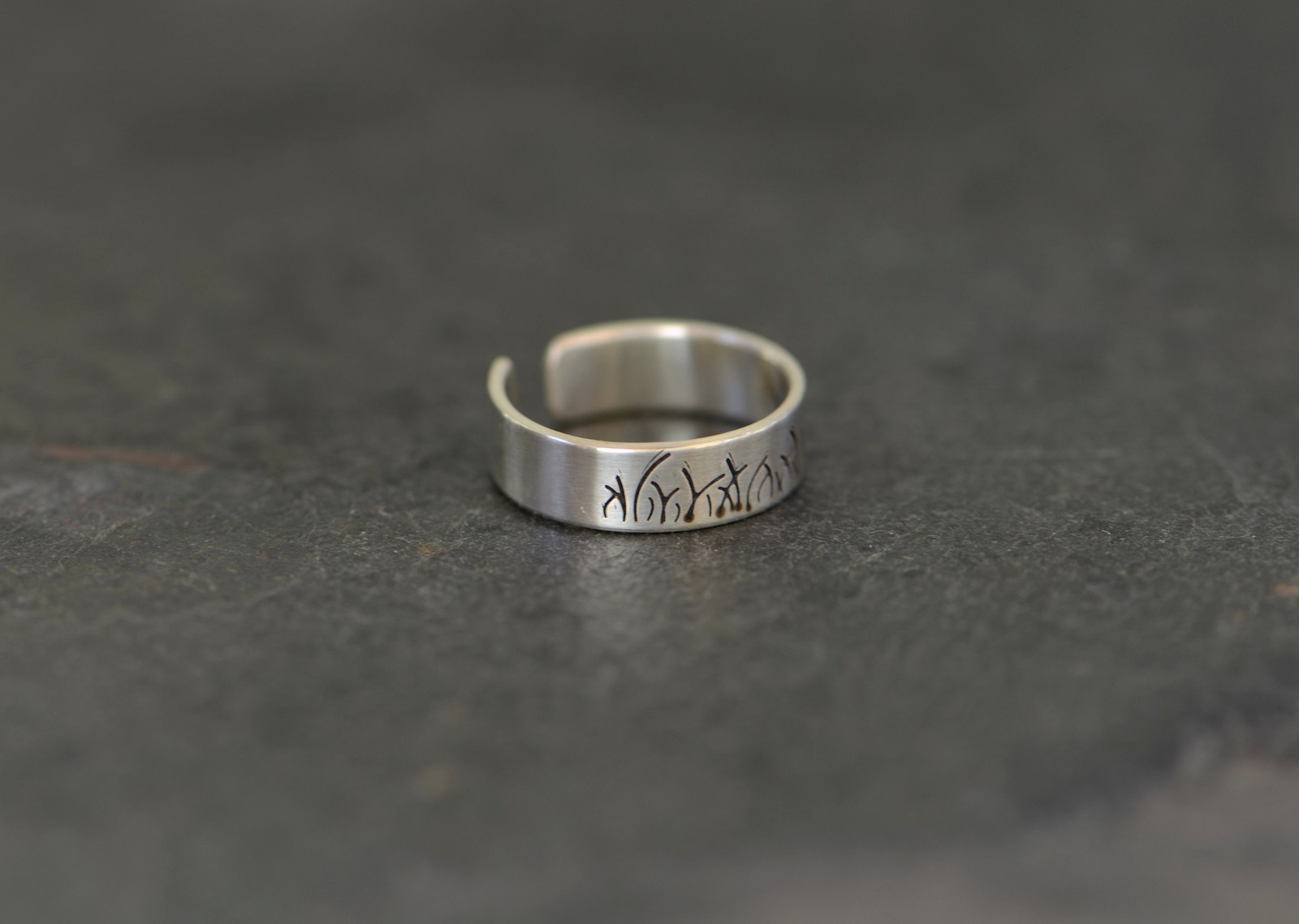 Sterling silver toe ring with a grass pattern - 4mm wide