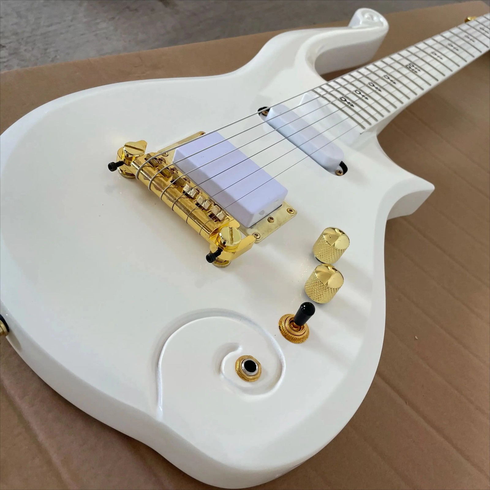 Glossy White Cloud Style Electric Guitar Maple Neck with Gold Fittings