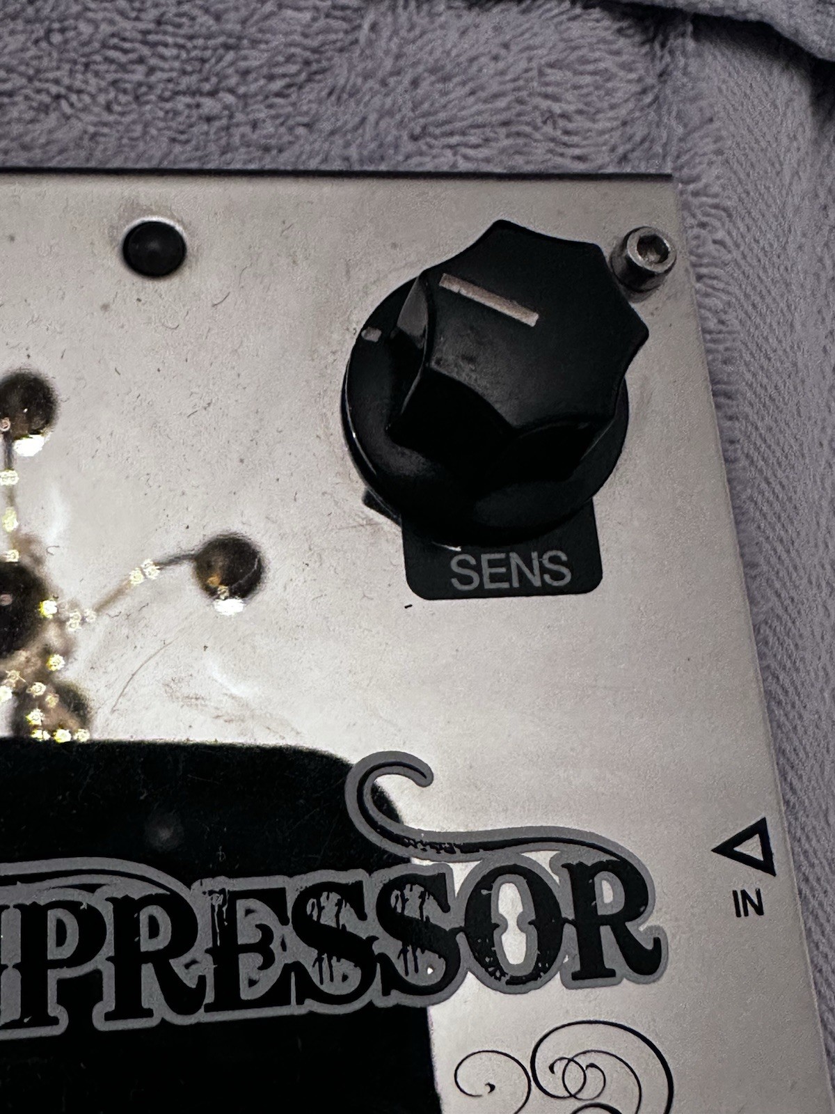 Akai “Professional” Compressor: Electric Guitar Pedal