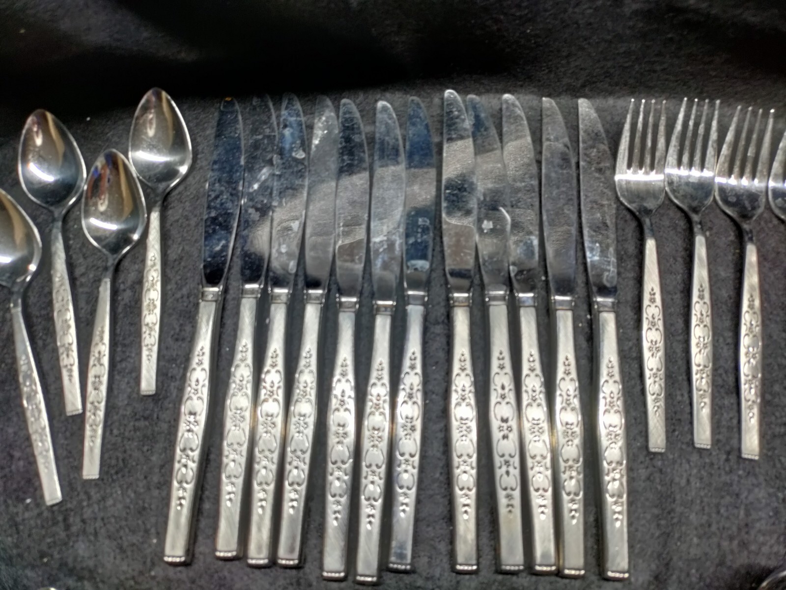 WM ROGERS ONEIDA SPANADA FLATWARE SET 64 PIECES SET OF 12 PLUS 4 SERVING ITEMS