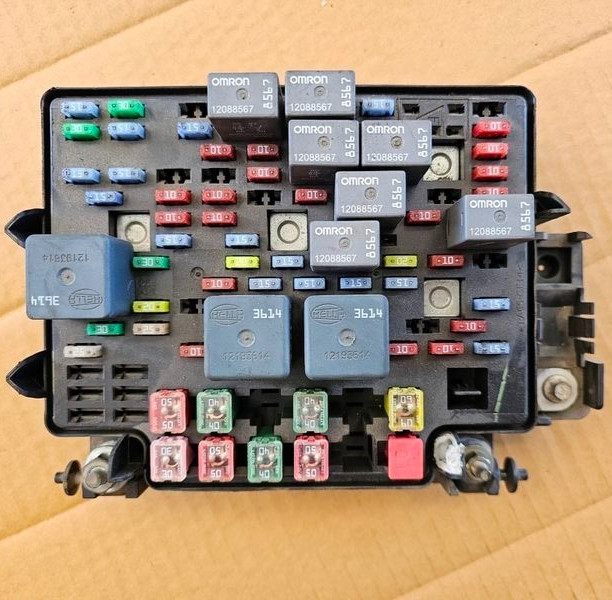 2003-2005 Chevy Silverado 1500 Pickup Engine Fuse Box OEM with Warranty