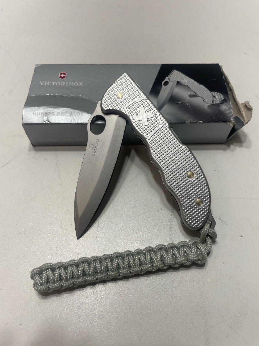 VICTORINOX HUNTER PRO POCKET KNIFE (P19017101)