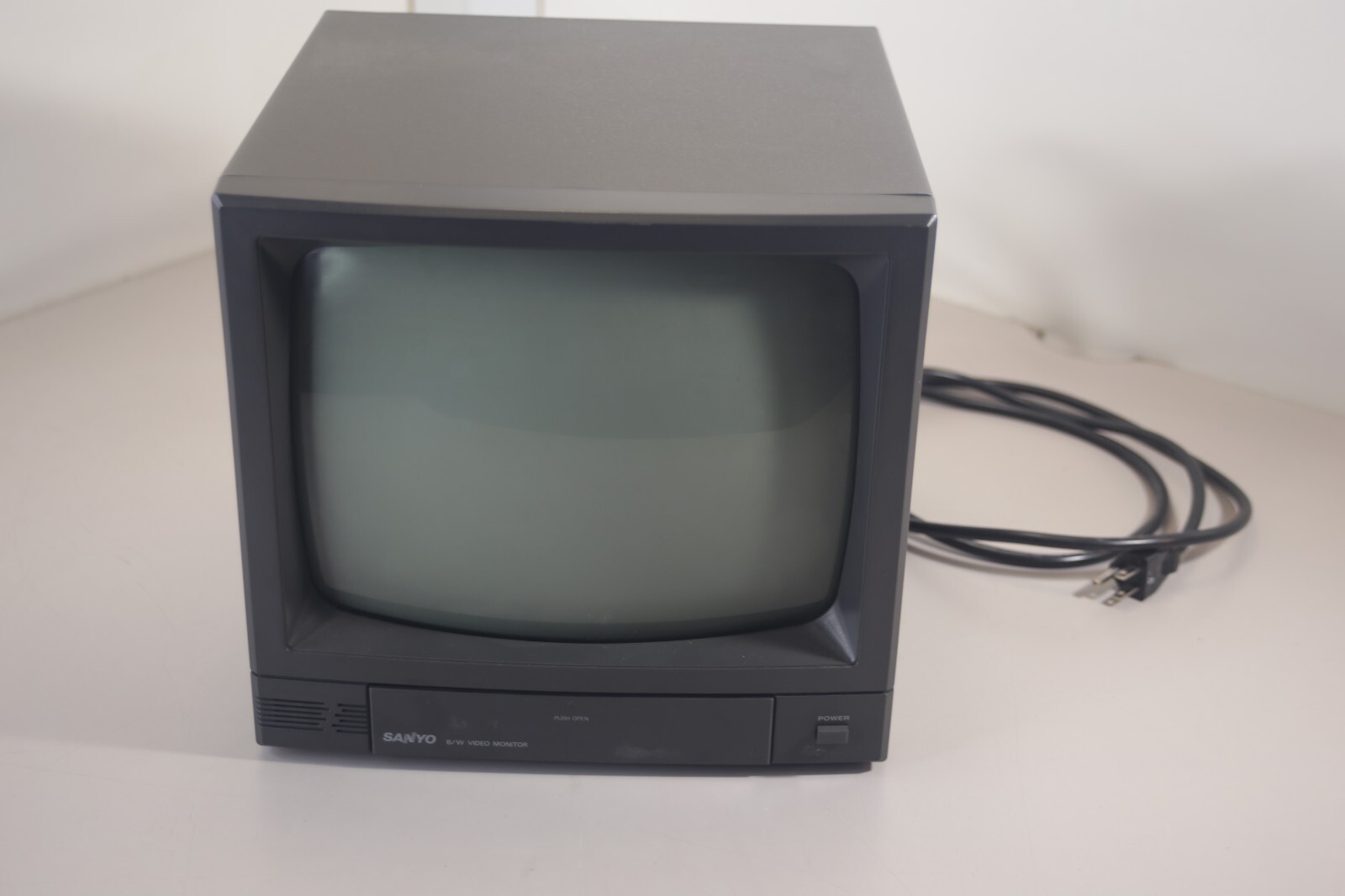SANYO VM 5512 Black  AC 120V 60Hz 27W Black and White Video Monitor Made in 1995